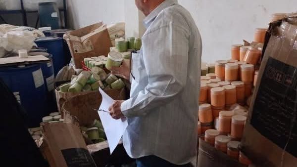ضبط 2 طن خامات تجميل فاسدة ببلبيس