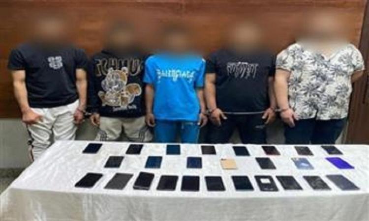 ضبط 5 عناصر جنائية لقيامهم بسرقة الهواتف المحمولة من المواطنين بالقاهرة