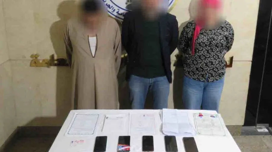 ضبط تشكيل عصابي بالقاهرة تخصص نشاطه الإجرامي في النصب على المواطنين بتسهيل إجراءات الزواج