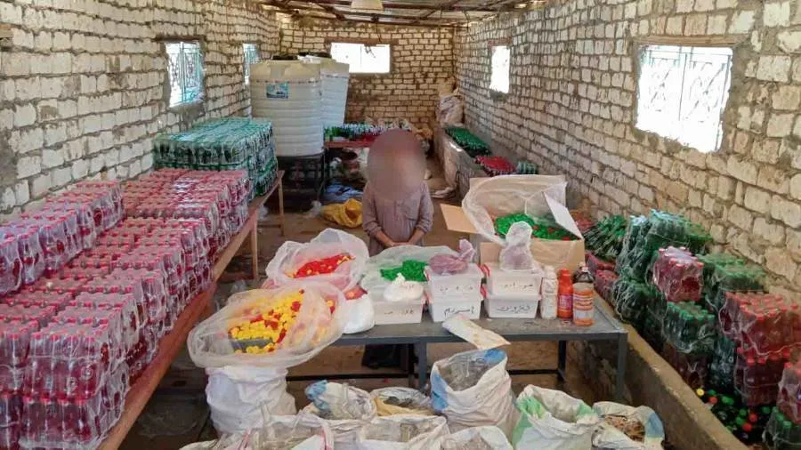 ضبط شخص ببني سويف لإدارته مصنع "غير مرخص" لتصنيع المياه الغازية مُستخدما علامات تجارية مقلدة