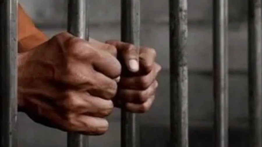ضبط شخصين لانتحالهما صفة موظفين بالبنوك للنصب على المواطنين