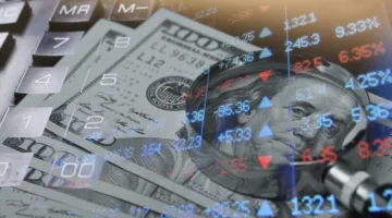 ضغوط اقتصادية على الولايات المتحدة نتيجة تخفيض التصنيف الائتماني وارتفاع معدلات عوائد السندات.
