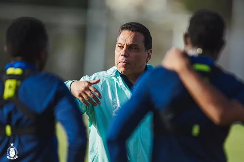 طالب بالعودة إلى مصر.. البدري يتباحث حول مستقبله مع أهلي طرابلس عقب الأحداث في ليبيا