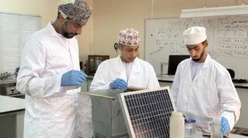 طالب عماني يطور جهازاً لتحويل المياه الضائعة إلى طاقة متجددة متعددة الاستخدامات.