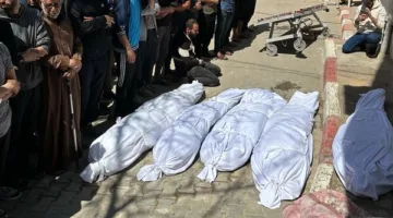 طبيبة في خانيونس تتعرض لانهيار عصبي أثناء استقبال جثامين أطفالها التسعة خلال عملها