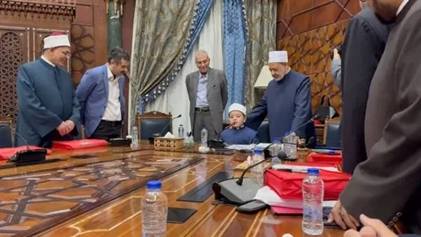 طفل يجلس على كرسي شيخ الأزهر ويقرأ نصوصًا.. لقطة تثير ردود فعل واسعة على وسائل التواصل الاجتماعي (فيديو)
