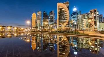 طقس صافٍ على الساحل مع غبار عالق في عرض البحر الليلة