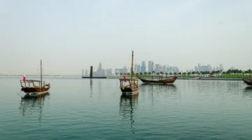 طقس ملائم على الساحل الليلي مع غبار عالق في عرض البحر