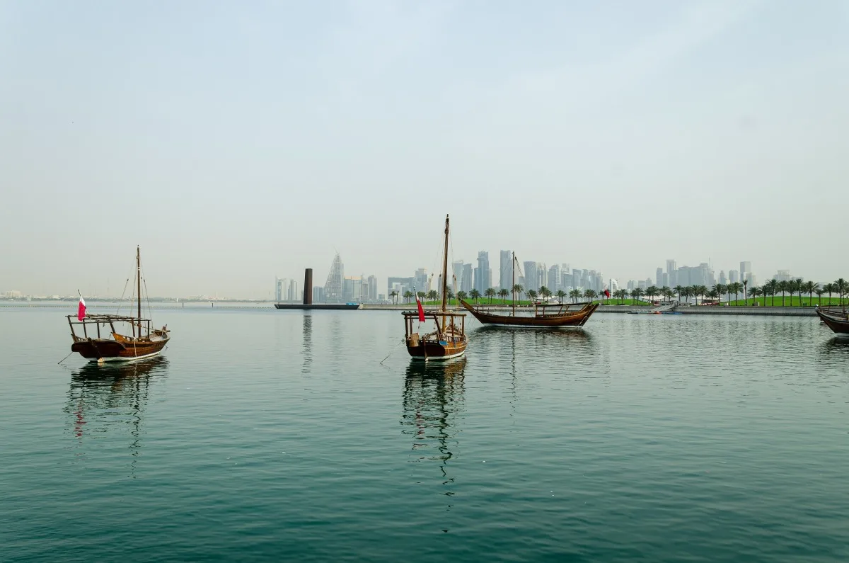 طقس ملائم على الساحل الليلي مع غبار عالق في عرض البحر طقس ملائم على الساحل الليلي مع غبار عالق في عرض البحر