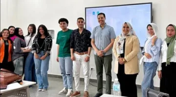 طلاب قسم الإنتاج التلفزيوني في جامعة بني سويف الأهلية يتألقون في إنشاء تقارير مرئية متنوعة باستخدام الهواتف المحمولة.