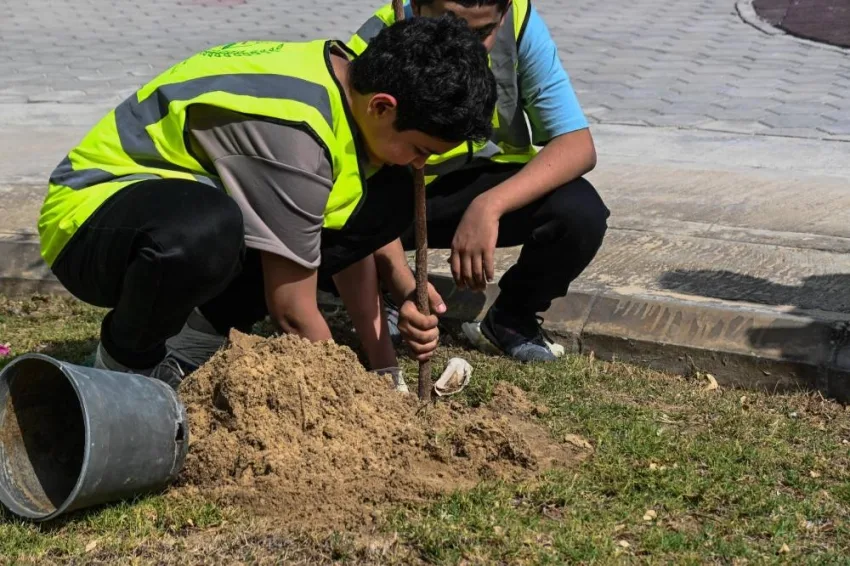 طلاب مدارس الظهران يساهمون في غرس الأشجار طلاب مدارس الظهران يساهمون في غرس الأشجار