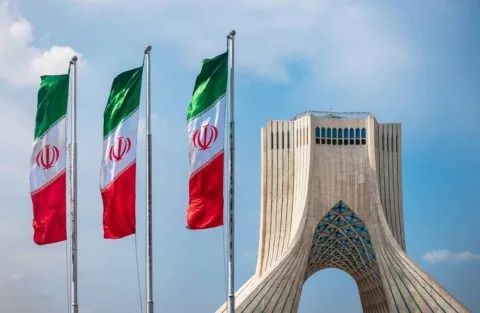 طهران تستدعي الدبلوماسي البريطاني عقب اعتقال لندن لمواطنين إيرانيين طهران تستدعي الدبلوماسي البريطاني عقب اعتقال لندن لمواطنين إيرانيين