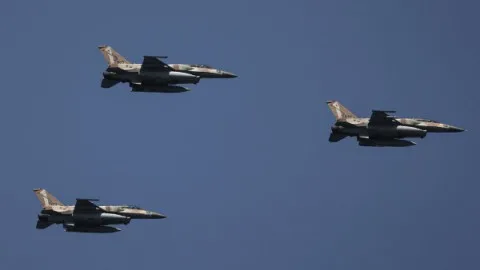 طيران حربي إسرائيلي يحلق فوق محافظتي درعا والقنيطرة جنوبي سوريا