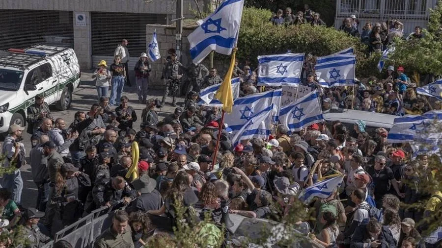 عائلات الأسرى الإسرائيليين: الضغوط العسكرية تؤدي إلى وفاة المحتجزين عائلات الأسرى الإسرائيليين: الضغوط العسكرية تؤدي إلى وفاة المحتجزين