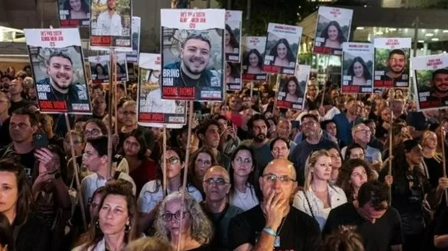 عائلات المحتجزين الإسرائيليين في غزة: نتنياهو يسعى لتعيين رئيس جديد للشاباك لا يهتم بإعادة أبنائنا. عائلات المحتجزين الإسرائيليين في غزة: نتنياهو يسعى لتعيين رئيس جديد للشاباك لا يهتم بإعادة أبنائنا.
