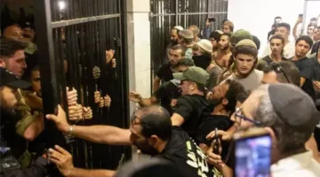 عاجل: إسرائيل تعتقل العشرات من المحتجين بعد دخولهم مقر حزب الليكود