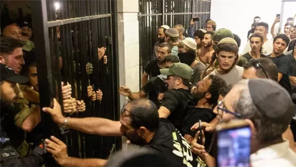 عاجل: إسرائيل تعتقل العشرات من المحتجين بعد دخولهم مقر حزب الليكود عاجل: إسرائيل تعتقل العشرات من المحتجين بعد دخولهم مقر حزب الليكود