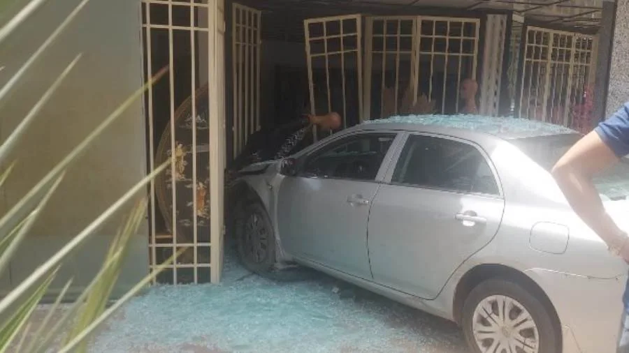 عاجل | تفاصيل حادث الدقي: لماذا اقتحمت سيارة خاصة محل الملابس؟ عاجل | تفاصيل حادث الدقي: لماذا اقتحمت سيارة خاصة محل الملابس؟