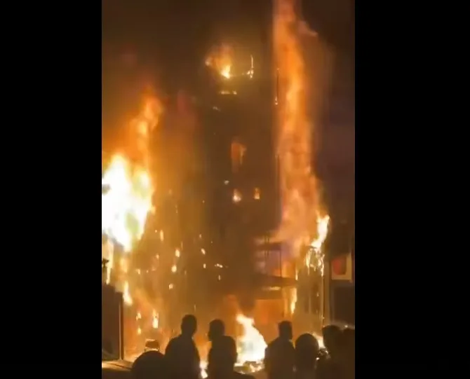 عاجل.. حريق هائل يلتهم محلا بميدان سفير فى مصر الجديدة (صور)