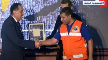 عاجل | رئيس الوزراء يُسلم جوائز لعدد من النماذج المضيئة في هيئة الإسعاف المصرية