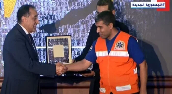 عاجل | رئيس الوزراء يُسلم جوائز لعدد من النماذج المضيئة في هيئة الإسعاف المصرية عاجل | رئيس الوزراء يُسلم جوائز لعدد من النماذج المضيئة في هيئة الإسعاف المصرية