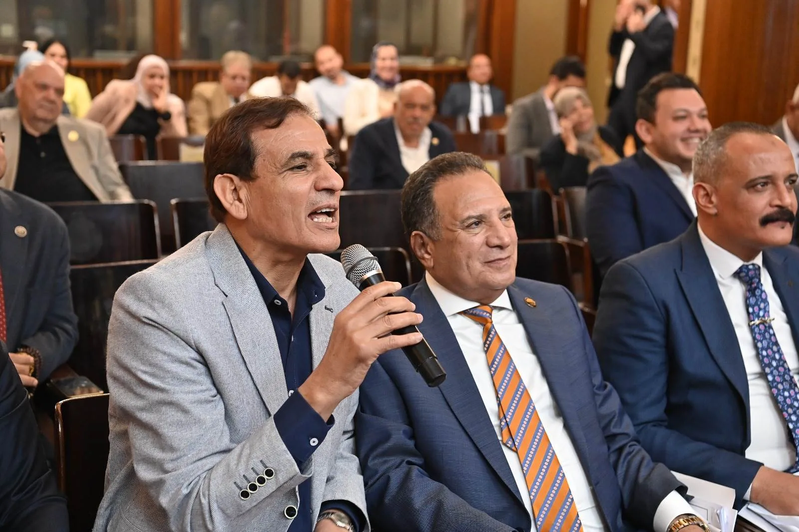 عاجل | عبدالعليم داوود ينادي بتطبيق النظام الفردي أو القائمة النسبية، ونواب يشددون على تناقض ذلك مع مواقف الوفد. عاجل | عبدالعليم داوود ينادي بتطبيق النظام الفردي أو القائمة النسبية، ونواب يشددون على تناقض ذلك مع مواقف الوفد.