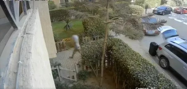 عاجل.. لحظة نقل حقائب ضخمة من فيلا نوال الدجوي (صور) عاجل.. لحظة نقل حقائب ضخمة من فيلا نوال الدجوي (صور)