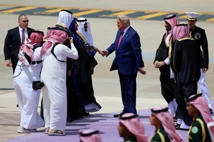 عاجل.. لماذا اختارت السعودية سجادة أرجوانية لاستقبال «ترامب» بدلاً من الحمراء؟