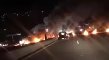 عاجل.. محتجون يقطعون طريق طرابلس والزاوية وصرمان مطالبين بإسقاط الهيئات السياسية الحالية