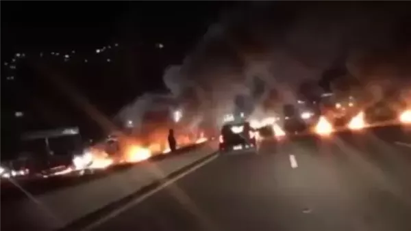عاجل.. محتجون يقطعون طريق طرابلس والزاوية وصرمان مطالبين بإسقاط الهيئات السياسية الحالية