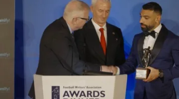 عاجل.. محمد صلاح يحصل على جائزة أحسن لاعب في الدوري الإنجليزي خلال حفل رابطة الكتاب.