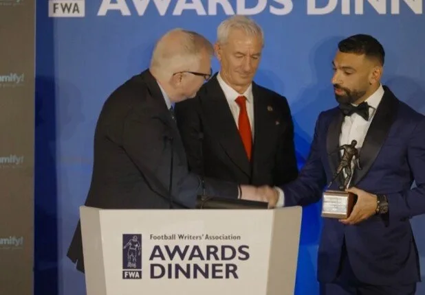 عاجل.. محمد صلاح يحصل على جائزة أحسن لاعب في الدوري الإنجليزي خلال حفل رابطة الكتاب. عاجل.. محمد صلاح يحصل على جائزة أحسن لاعب في الدوري الإنجليزي خلال حفل رابطة الكتاب.