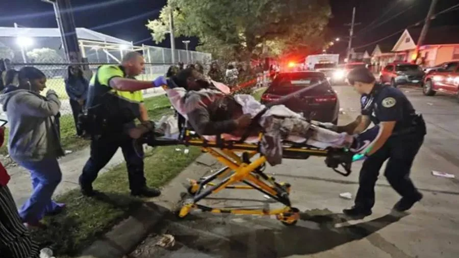 عاجل: مقتل شخصين وإصابة 9 آخرين جراء إطلاق نار في مدينة فيلادلفيا الأمريكية عاجل: مقتل شخصين وإصابة 9 آخرين جراء إطلاق نار في مدينة فيلادلفيا الأمريكية