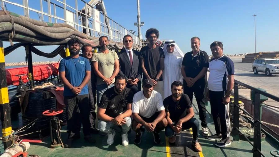 عاجل| وزارة الخارجية والهجرة تتابع حالة البحارة المصريين بالإمارات.. وممثل عن قنصلية مصر بدبي يلتقيهم