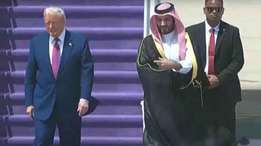 عاجل.. وصول الرئيس الأمريكي دونالد ترامب إلى السعودية في بداية جولة خليجية. عاجل.. وصول الرئيس الأمريكي دونالد ترامب إلى السعودية في بداية جولة خليجية.