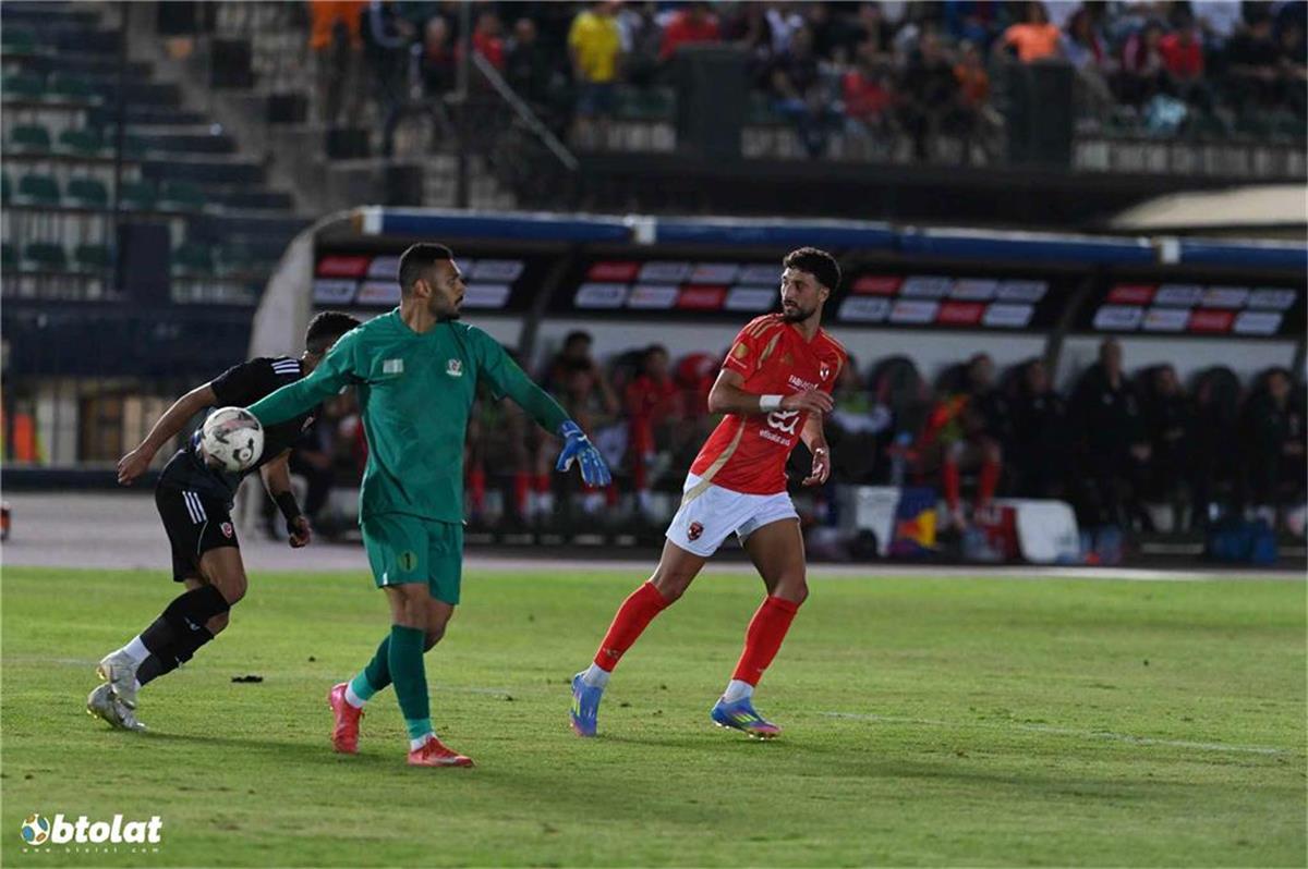 عادل عبد الرحمن: لاعب الأهلي “ميقعدش لحد في مصر”.. والدفاع غير جيد