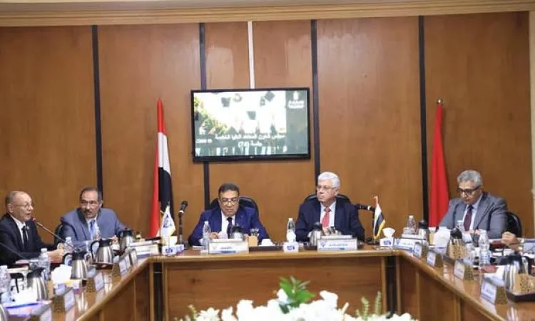عاشور: تأسيس مراكز توظيف في المعاهد لمساندة خريجي التعليم العالي عاشور: تأسيس مراكز توظيف في المعاهد لمساندة خريجي التعليم العالي