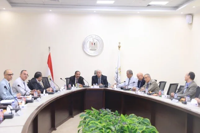 «عاشور» يعقد اجتماعا لتعيين أعضاء هيئة التدريس والهيئة المعاونة بالمعاهد العليا «عاشور» يعقد اجتماعا لتعيين أعضاء هيئة التدريس والهيئة المعاونة بالمعاهد العليا