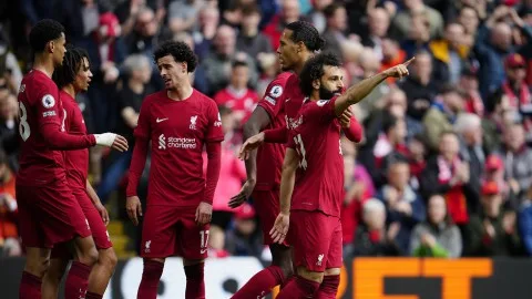 عالم كرة القدم يقف مع ليفربول بعد حادث الدهس أثناء احتفالاته بلقب الدوري عالم كرة القدم يقف مع ليفربول بعد حادث الدهس أثناء احتفالاته بلقب الدوري