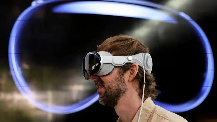 عام كامل من الإطلاق: نظارات Vision Pro من آبل تعاني من انخفاض في رضا المستخدمين