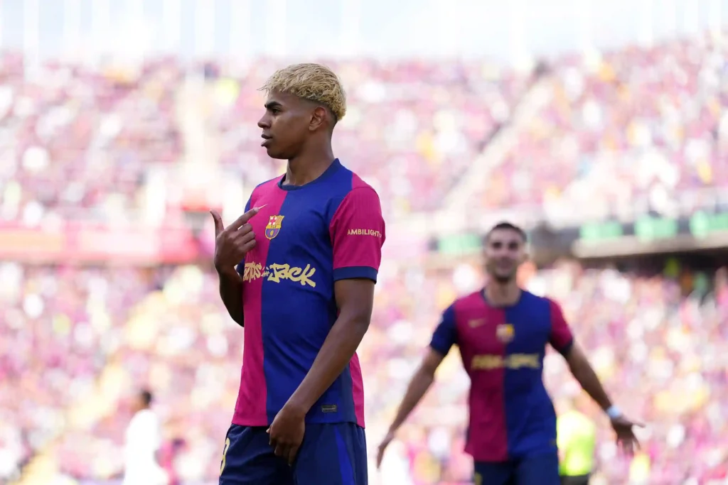 عبارة “الحمد لله” في غرفة الـVAR تثير الجدل خلال كلاسيكو ريال مدريد وبرشلونة