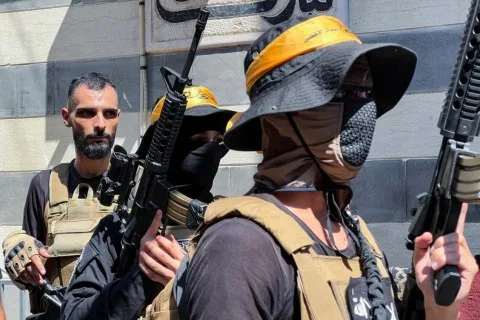 عباس يزور لبنان لإقناع الفصائل الفلسطينية بتسليم سلاحها وإخلاء المخيمات مع أي مظاهر تسلح.. ضغوط عربية لإخلاء لبنان من السلاح بكل أنواعه وحركة “حماس” ستكون العقبة وقد تضع شروطها