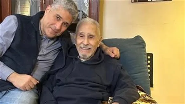 عبد الرحمن أبو زهرة يظهر مجددًا مع ابنه بعد أزمة وقف المعاش