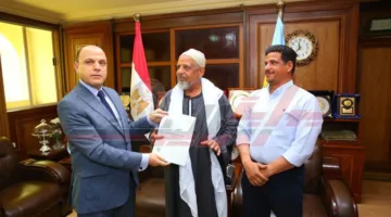 عبد المعطي يقدّم 12 عقدًا لتنظيم أراضي الدولة لمواطنين في كفر الشيخ