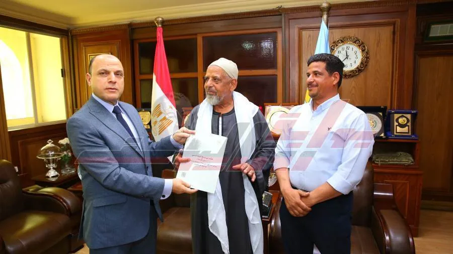 عبد المعطي يقدّم 12 عقدًا لتنظيم أراضي الدولة لمواطنين في كفر الشيخ عبد المعطي يقدّم 12 عقدًا لتنظيم أراضي الدولة لمواطنين في كفر الشيخ