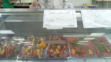 عرض للحوم الطازجة والمجمدة بأسعار مخفضة تحضيرًا لعيد الأضحى في أسيوط: الضأن بـ 390 جنيهًا، والسوداني بـ 285، والمستورد بـ 210.