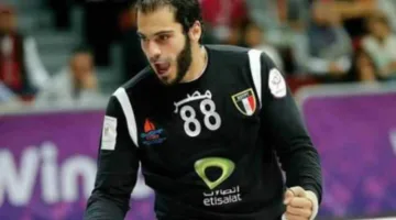 عرض مقدوني يتودد لكريم هنداوي، حارس مرمى الزمالك لكرة اليد.