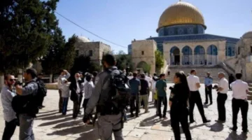 عشرات المستوطنين يدخلون باحات الأقصى تحت حراسة شرطة الاحتلال