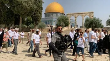 عشرات المستوطنين يدخلون ساحات المسجد الأقصى تحت حماية قوات الاحتلال
