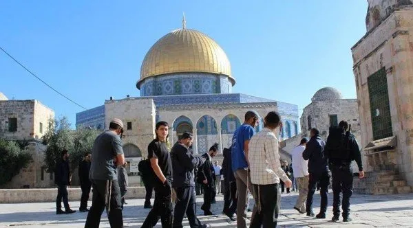 عشرات المستوطنين يقتحمون باحات المسجد الأقصى بحماية شرطة الاحتلال